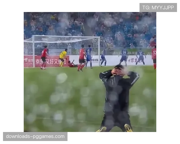 特写镜头：美因茨门将后场短传出球失误后，双方教练席截然不同的反应