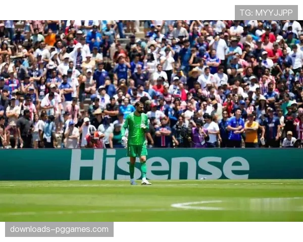 巴黎街头设立巨型屏幕，吸引数万球迷聚集观看欧冠比赛